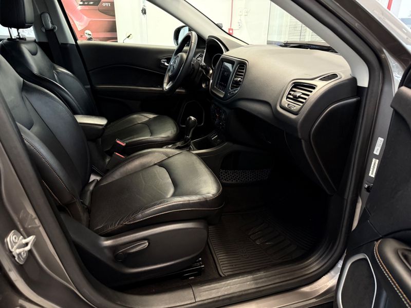 Jeep Compass Longitude 2.0 2018/2018 COVEL VEICULOS ENCANTADO / Carros no Vale