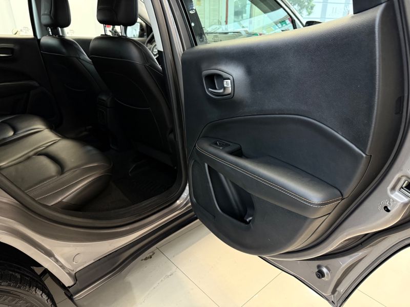 Jeep Compass Longitude 2.0 2018/2018 COVEL VEICULOS ENCANTADO / Carros no Vale