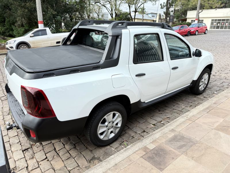Renault Duster Oroch Expression 1.6 16v Mec 2015/2016 COVEL VEICULOS ENCANTADO / Carros no Vale