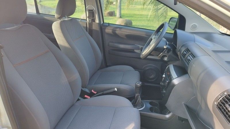 Volkswagen FOX 1.0 2010 GRASSI VEÍCULOS LAJEADO / Carros no Vale