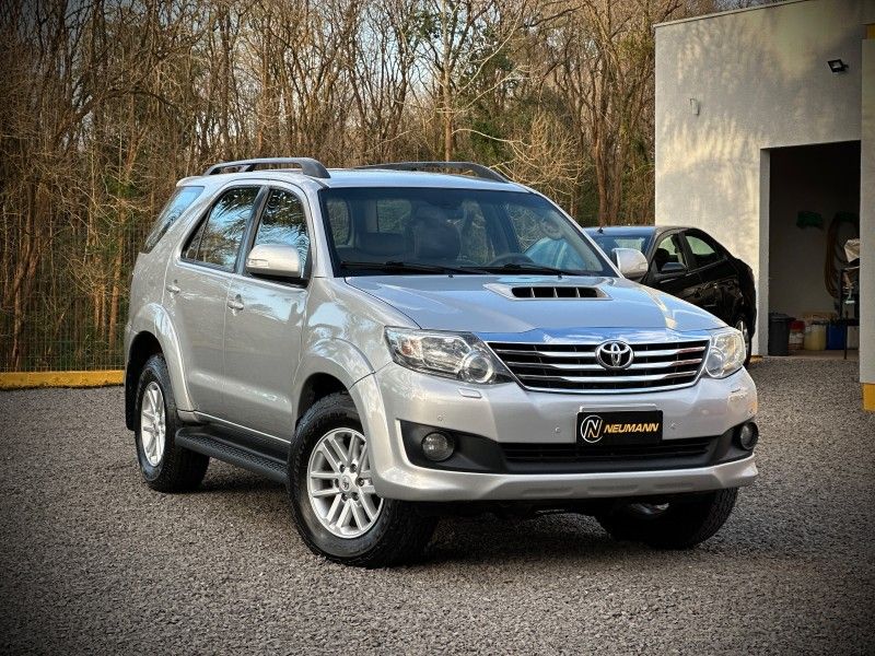 Toyota HILUX SW4 SRV 3.0 2013 NEUMANN VEÍCULOS ARROIO DO MEIO / Carros no Vale