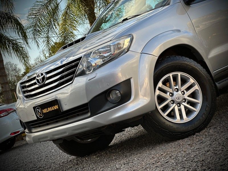 Toyota HILUX SW4 SRV 3.0 2013 NEUMANN VEÍCULOS ARROIO DO MEIO / Carros no Vale