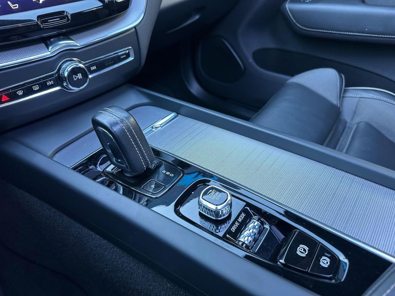 Volvo XC60 T-8 R-DESIGN 2.0 (HÃ­brido) 2019/2020 CONCEPT MOTORS PASSO FUNDO / Carros no Vale