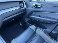 Volvo XC60 T-8 R-DESIGN 2.0 (HÃ­brido) 2019/2020 CONCEPT MOTORS PASSO FUNDO / Carros no Vale