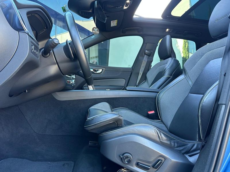 Volvo XC60 T-8 R-DESIGN 2.0 (HÃ­brido) 2019/2020 CONCEPT MOTORS PASSO FUNDO / Carros no Vale