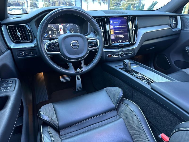 Volvo XC60 T-8 R-DESIGN 2.0 (HÃ­brido) 2019/2020 CONCEPT MOTORS PASSO FUNDO / Carros no Vale