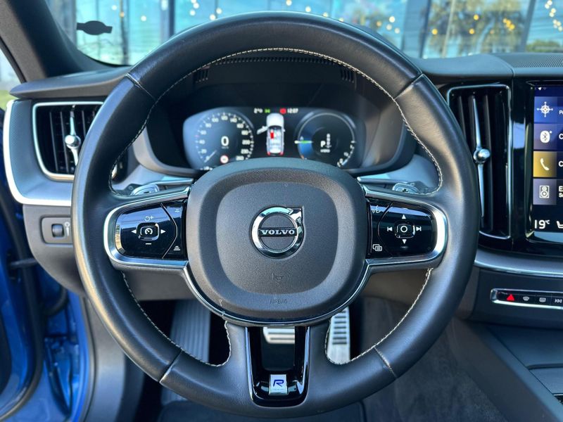 Volvo XC60 T-8 R-DESIGN 2.0 (HÃ­brido) 2019/2020 CONCEPT MOTORS PASSO FUNDO / Carros no Vale