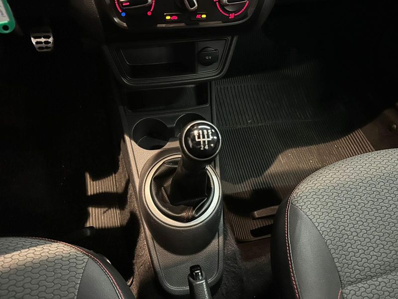 Volkswagen Saveiro W/ CD ROCK MB 2015/2016 ENZO MULTIMARCAS CAXIAS DO SUL / Carros no Vale