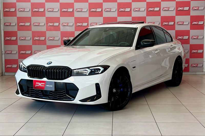 BMW 330e M Sport 2.0 Turbo (Híbrido) 2023/2024 PC VEÍCULOS SANTA CRUZ DO SUL / Carros no Vale