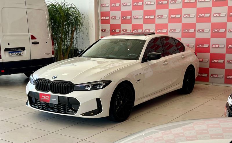 BMW 330e M Sport 2.0 Turbo (Híbrido) 2023/2024 PC VEÍCULOS SANTA CRUZ DO SUL / Carros no Vale