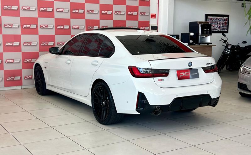 BMW 330e M Sport 2.0 Turbo (Híbrido) 2023/2024 PC VEÍCULOS SANTA CRUZ DO SUL / Carros no Vale