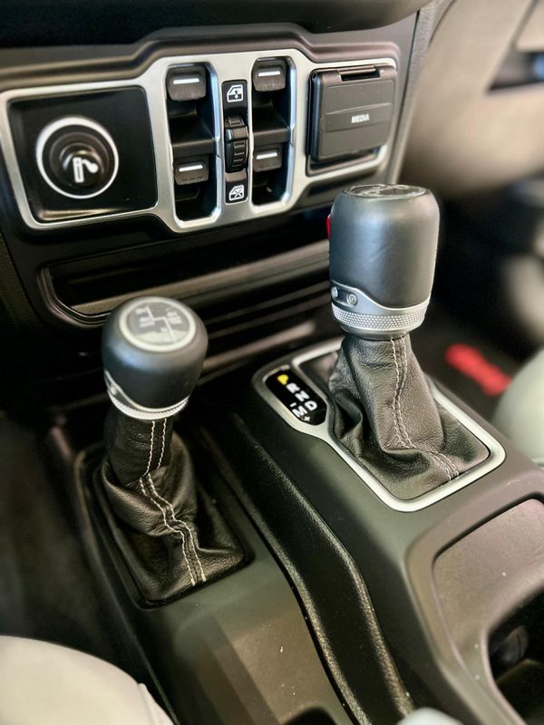 Jeep Wrangler SAHARA Overland 2.0 4×4 2019/2019 PC VEÍCULOS SANTA CRUZ DO SUL / Carros no Vale