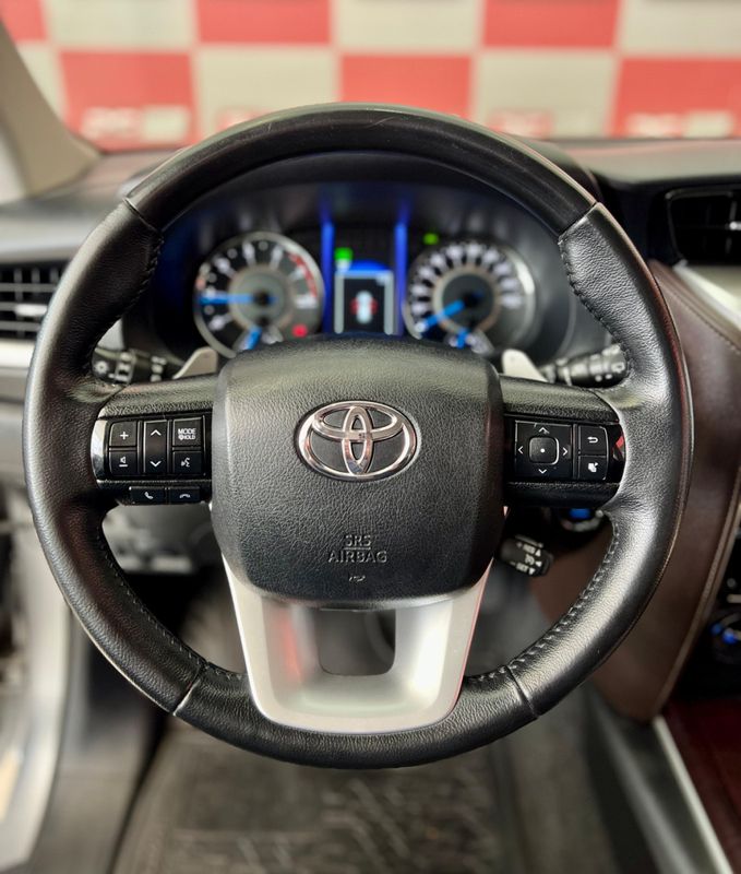 Toyota Hilux SW4 SRX 4×4 2.8 TDI 16V Dies 2019/2020 PC VEÍCULOS SANTA CRUZ DO SUL / Carros no Vale