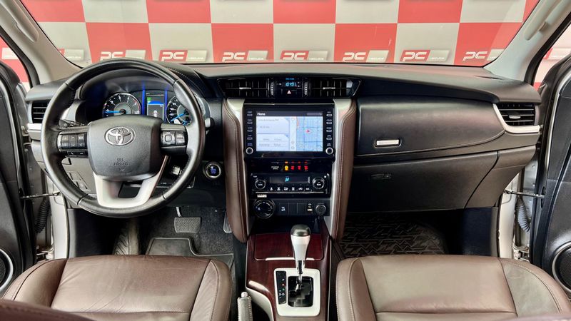 Toyota Hilux SW4 SRX 4×4 2.8 TDI 16V Dies 2019/2020 PC VEÍCULOS SANTA CRUZ DO SUL / Carros no Vale