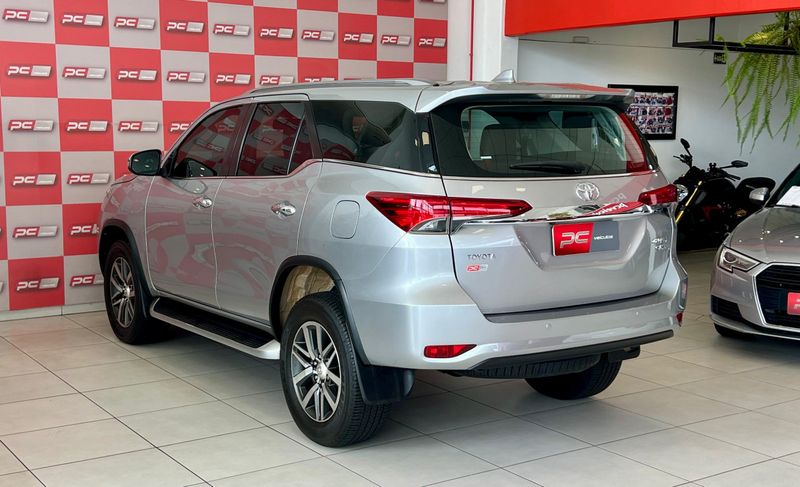 Toyota Hilux SW4 SRX 4×4 2.8 TDI 16V Dies 2019/2020 PC VEÍCULOS SANTA CRUZ DO SUL / Carros no Vale