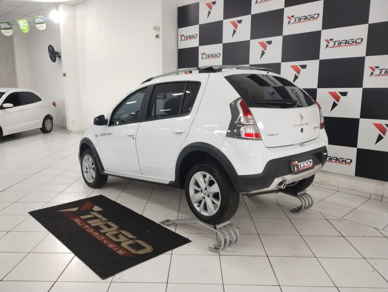 RENAULT SANDERO 1.6 STEPWAY 16V 2014/2014 TIAGO AUTOMÓVEIS VENÂNCIO AIRES / Carros no Vale