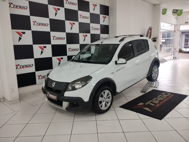 RENAULT SANDERO 1.6 STEPWAY 16V 2014/2014 TIAGO AUTOMÓVEIS VENÂNCIO AIRES / Carros no Vale