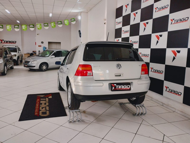VOLKSWAGEN GOLF 1.6 2010/2010 TIAGO AUTOMÓVEIS VENÂNCIO AIRES / Carros no Vale
