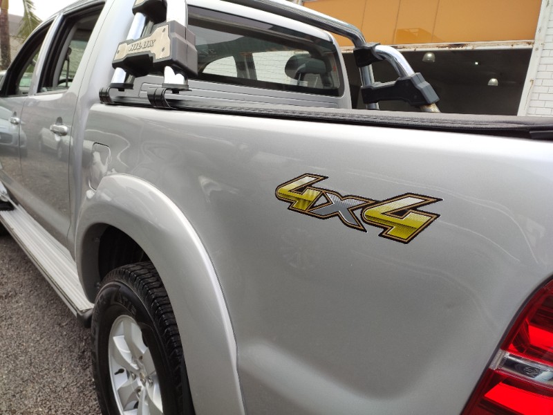 TOYOTA HILUX 2.7 SRV 4X4 CD 16V FLEX 4P AUTOMÁTICO 2013/2013 ROSAUTO VEÍCULOS VENÂNCIO AIRES / Carros no Vale