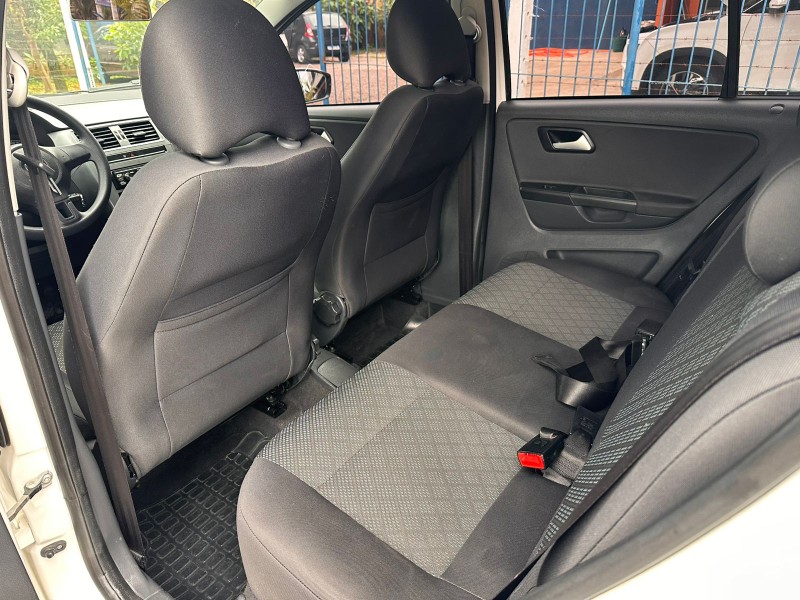 VOLKSWAGEN FOX 1.0 2015/2015 MENEGHINI VEÍCULOS ARROIO DO MEIO / Carros no Vale