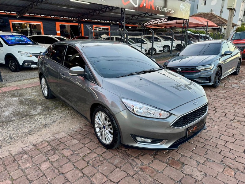 FORD FOCUS SE 2.0 FLEX 4P AUT 2015/2016 AR MULTIMARCAS VENÂNCIO AIRES / Carros no Vale