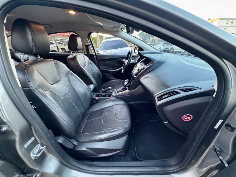 FORD FOCUS SE 2.0 FLEX 4P AUT 2015/2016 AR MULTIMARCAS VENÂNCIO AIRES / Carros no Vale