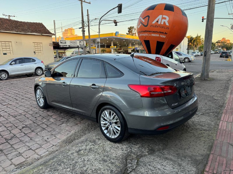 FORD FOCUS SE 2.0 FLEX 4P AUT 2015/2016 AR MULTIMARCAS VENÂNCIO AIRES / Carros no Vale