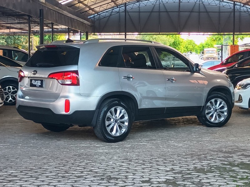 KIA SORENTO 2.4 EX2 4X2 16V GASOLINA 4P AUTOMÁTICO 2014/2015 RICARDO VEÍCULOS TEUTÔNIA / Carros no Vale