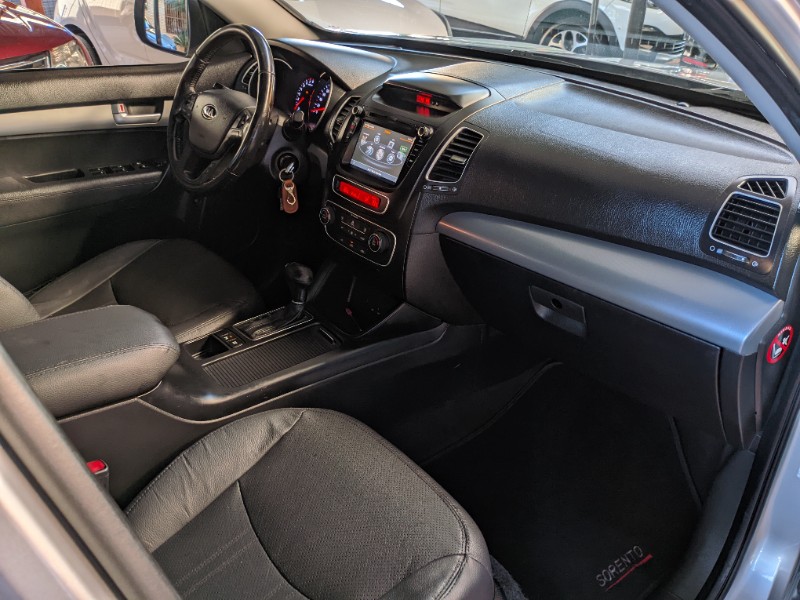 KIA SORENTO 2.4 EX2 4X2 16V GASOLINA 4P AUTOMÁTICO 2014/2015 RICARDO VEÍCULOS TEUTÔNIA / Carros no Vale