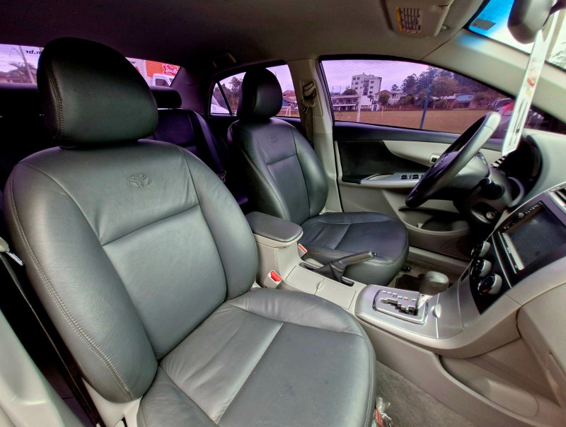 TOYOTA COROLLA 1.8 GLI 16V FLEX 4P AUTOMÁTICO 2014/2014 CRUZEIRO MULTIMARCAS CRUZEIRO DO SUL / Carros no Vale