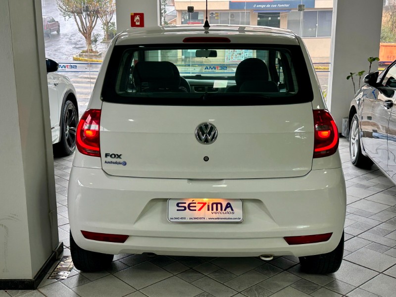 VOLKSWAGEN FOX TREND 1.0 2013/2014 SÉTIMA VEÍCULOS GUAPORÉ / Carros no Vale