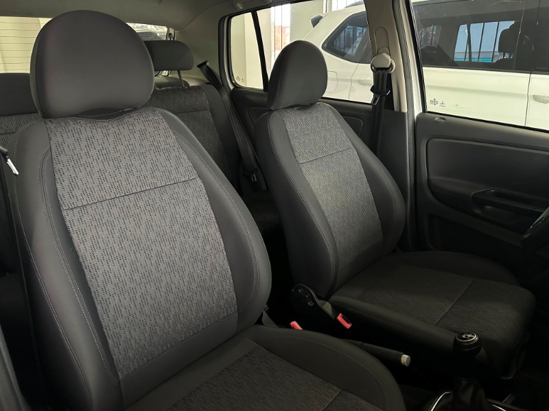VOLKSWAGEN FOX TREND 1.0 2013/2014 SÉTIMA VEÍCULOS GUAPORÉ / Carros no Vale