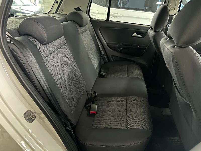 VOLKSWAGEN FOX TREND 1.0 2013/2014 SÉTIMA VEÍCULOS GUAPORÉ / Carros no Vale