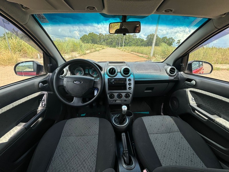 FORD FIESTA 1.6 SEDAN 8V /2006 RT 811 VEÍCULOS ARROIO DO MEIO / Carros no Vale