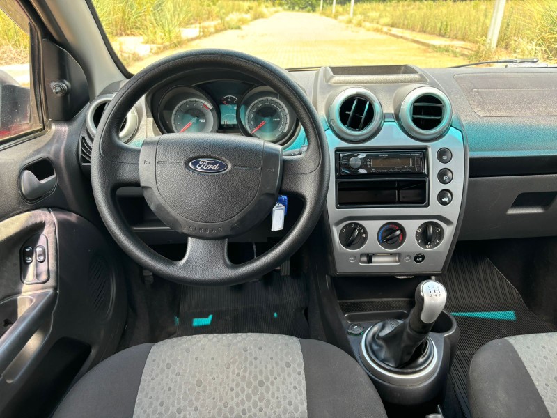 FORD FIESTA 1.6 SEDAN 8V /2006 RT 811 VEÍCULOS ARROIO DO MEIO / Carros no Vale