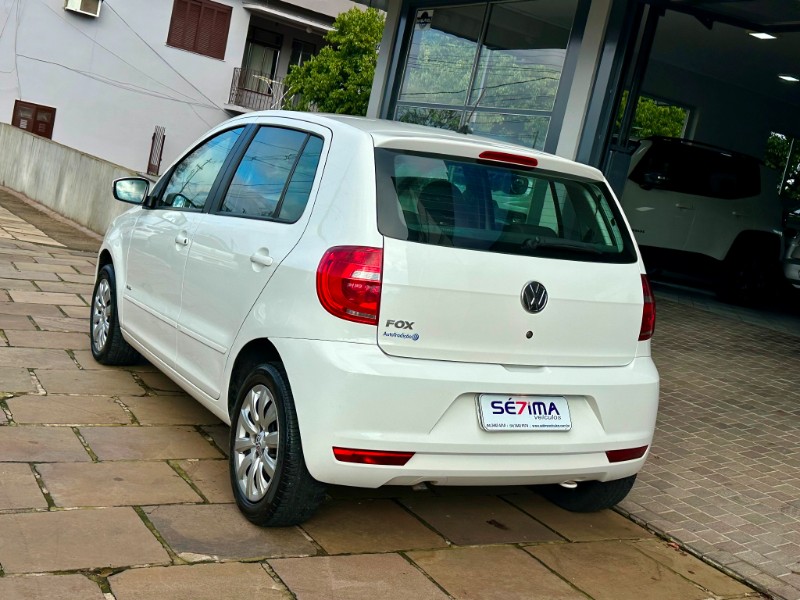VOLKSWAGEN FOX TREND 1.0 2013/2014 SÉTIMA VEÍCULOS GUAPORÉ / Carros no Vale