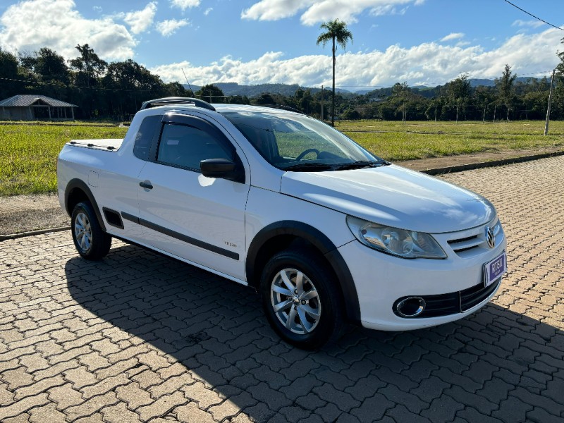 VOLKSWAGEN SAVEIRO 1.6 CE /2011 RT 811 VEÍCULOS ARROIO DO MEIO / Carros no Vale