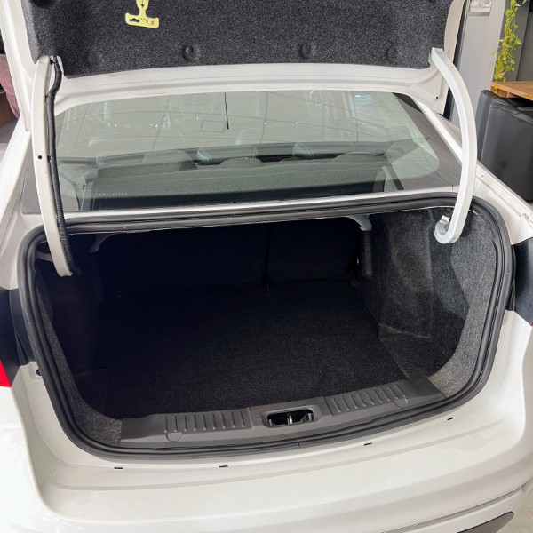 FORD FIESTA SEDAN TITANIUM 1.6 2014/2014 JOÃO CARROS MULTIMARCAS GUAPORÉ / Carros no Vale FORD FIESTA SEDAN TITANIUM 1.6 2014/2014 JOÃO CARROS MULTIMARCAS GUAPORÉ / Carros no Vale