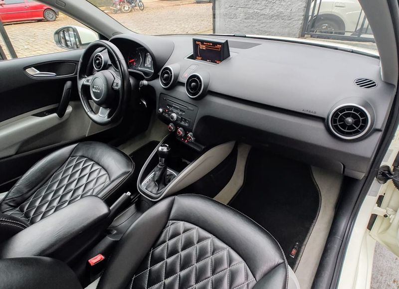 Audi A1 1.4 TFSI 122cv S-tronic 3p 2011/2012 RENNER AUTOMÓVEIS LAJEADO / Carros no Vale