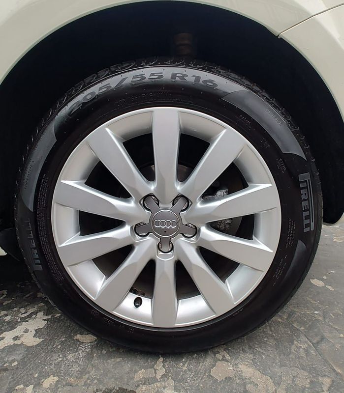 Audi A1 1.4 TFSI 122cv S-tronic 3p 2011/2012 RENNER AUTOMÓVEIS LAJEADO / Carros no Vale