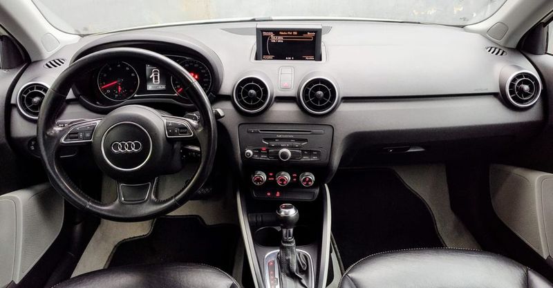 Audi A1 1.4 TFSI 122cv S-tronic 3p 2011/2012 RENNER AUTOMÓVEIS LAJEADO / Carros no Vale