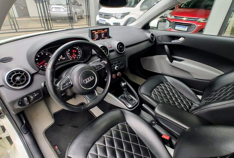 Audi A1 1.4 TFSI 122cv S-tronic 3p 2011/2012 RENNER AUTOMÓVEIS LAJEADO / Carros no Vale