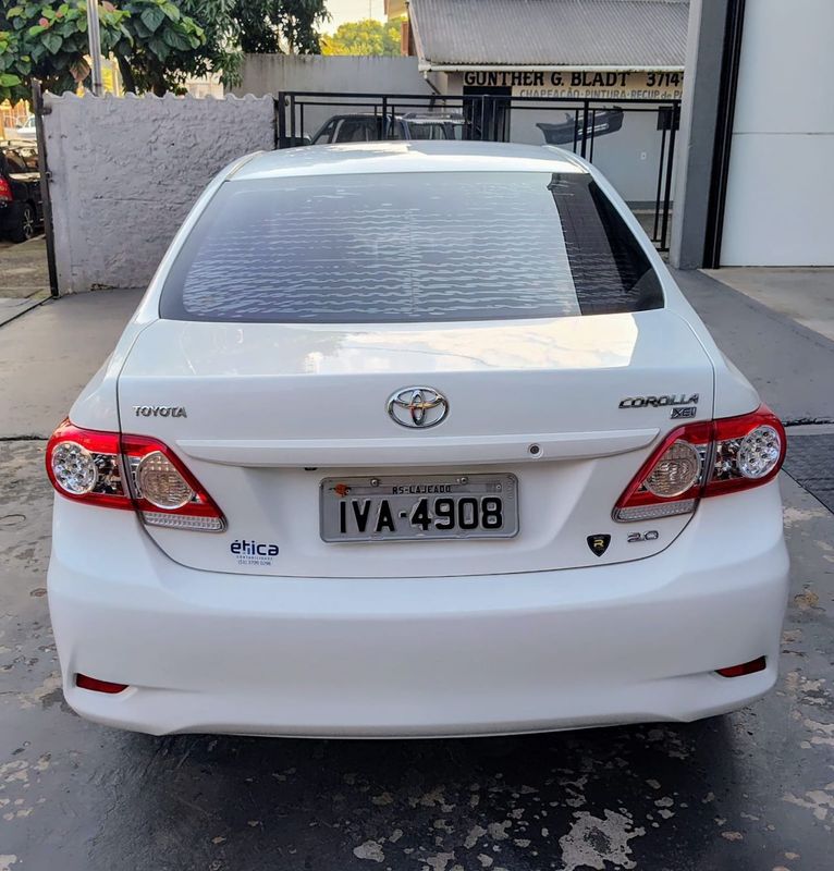 Toyota Corolla XEi 2.0 16V 2013/2014 RENNER AUTOMÓVEIS LAJEADO / Carros no Vale