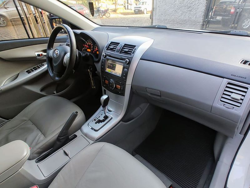 Toyota Corolla XEi 2.0 16V 2013/2014 RENNER AUTOMÓVEIS LAJEADO / Carros no Vale