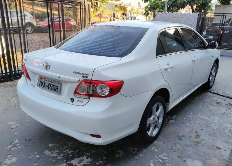 Toyota Corolla XEi 2.0 16V 2013/2014 RENNER AUTOMÓVEIS LAJEADO / Carros no Vale