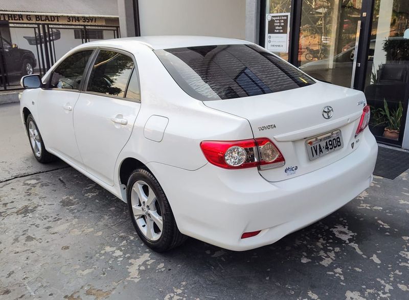 Toyota Corolla XEi 2.0 16V 2013/2014 RENNER AUTOMÓVEIS LAJEADO / Carros no Vale