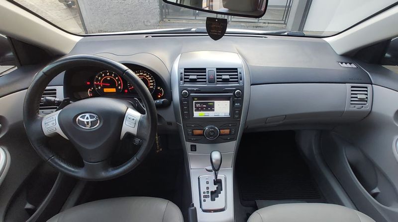 Toyota Corolla XEi 2.0 16V 2013/2014 RENNER AUTOMÓVEIS LAJEADO / Carros no Vale