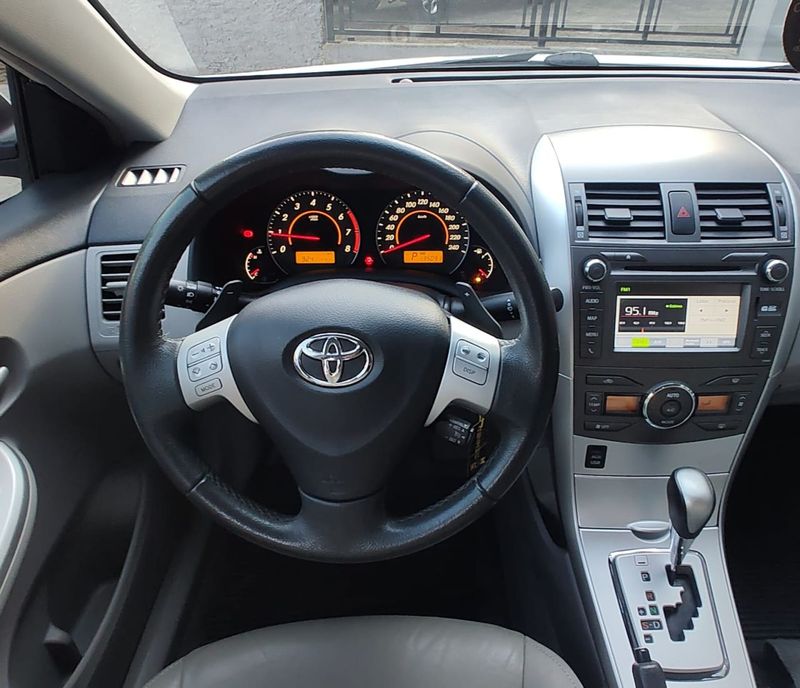 Toyota Corolla XEi 2.0 16V 2013/2014 RENNER AUTOMÓVEIS LAJEADO / Carros no Vale