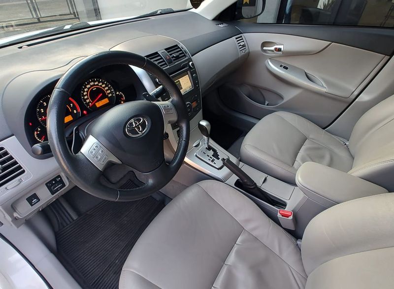 Toyota Corolla XEi 2.0 16V 2013/2014 RENNER AUTOMÓVEIS LAJEADO / Carros no Vale
