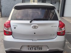 Toyota ETIOS XS 1.5 16V Mec. 2017/2018 RENNER AUTOMÓVEIS LAJEADO / Carros no Vale